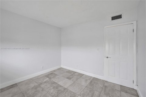 Снять в аренду кондоминиум в Форт-Лодердейл, Флорида 2 спальни, 64.1м2, № 1942562 - фото 15