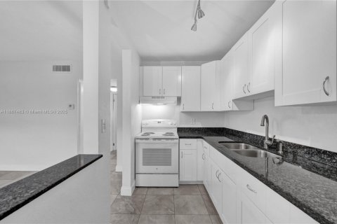 Снять в аренду кондоминиум в Форт-Лодердейл, Флорида 2 спальни, 64.1м2, № 1942562 - фото 5