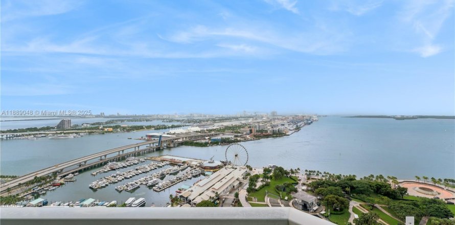 Кондоминиум с 2 спальнями в Майами, Флорида № 2018472