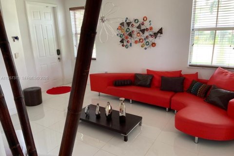 Adosado en venta en Doral, Florida, 5 dormitorios, 218.78 m2 № 2011281 - foto 2