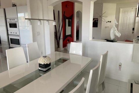 Adosado en venta en Doral, Florida, 5 dormitorios, 218.78 m2 № 2011281 - foto 3