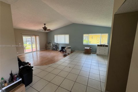 Casa en venta en Lauderhill, Florida, 3 dormitorios, 147.71 m2 № 2077896 - foto 3