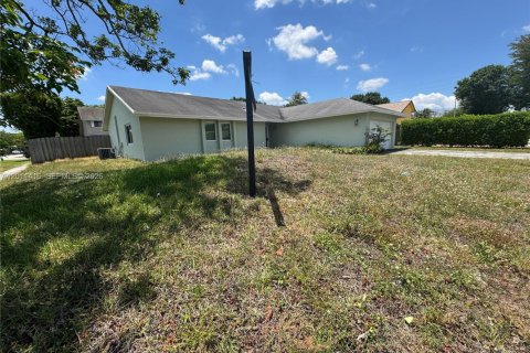 Casa en venta en Lauderhill, Florida, 3 dormitorios, 147.71 m2 № 2077896 - foto 2