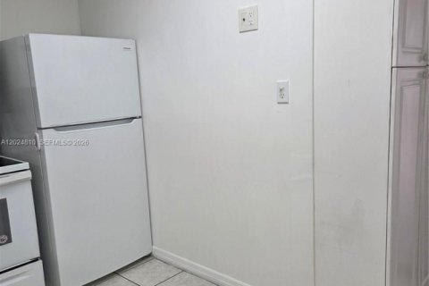 Снять в аренду кондоминиум в Майами, Флорида 3 спальни, 100.71м2, № 2077574 - фото 6