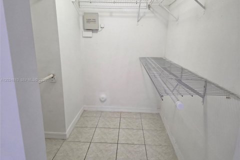 Снять в аренду кондоминиум в Майами, Флорида 3 спальни, 100.71м2, № 2077574 - фото 10