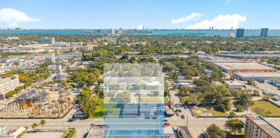 Commercial property in Miami, Florida № 2081352