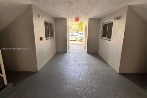 Condo in Hialeah, Florida, 2 bedrooms № 1943964 - photo 12