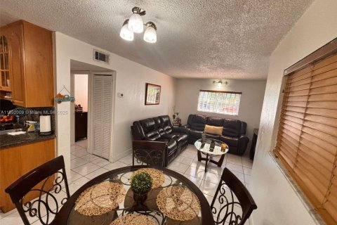 Condo in Hialeah, Florida, 2 bedrooms № 1943964 - photo 2