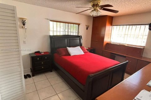 Condo in Hialeah, Florida, 2 bedrooms № 1943964 - photo 9