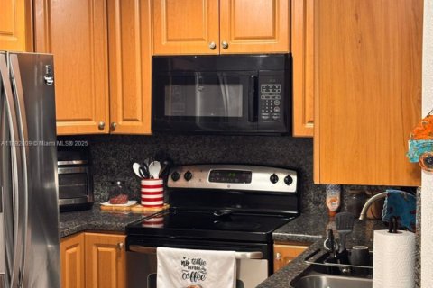 Condo in Hialeah, Florida, 2 bedrooms № 1943964 - photo 4