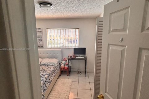 Condo in Hialeah, Florida, 2 bedrooms № 1943964 - photo 10