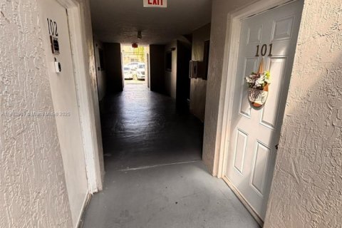 Condo in Hialeah, Florida, 2 bedrooms № 1943964 - photo 1