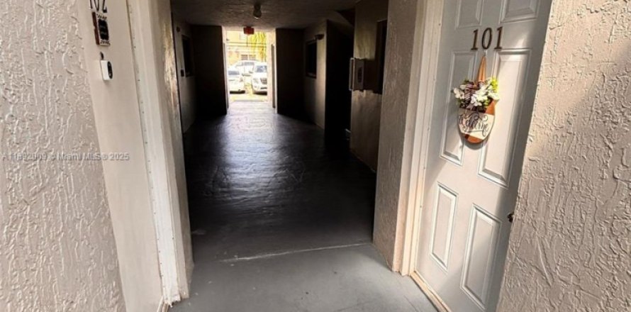 Condo in Hialeah, Florida, 2 bedrooms № 1943964