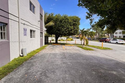 Condo in Hialeah, Florida, 2 bedrooms № 1943964 - photo 13