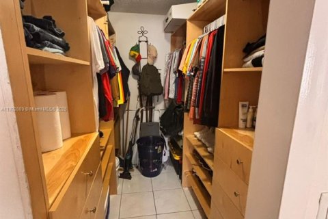 Condo in Hialeah, Florida, 2 bedrooms № 1943964 - photo 8