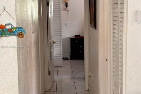 Condo in Hialeah, Florida, 2 bedrooms № 1943964 - photo 5