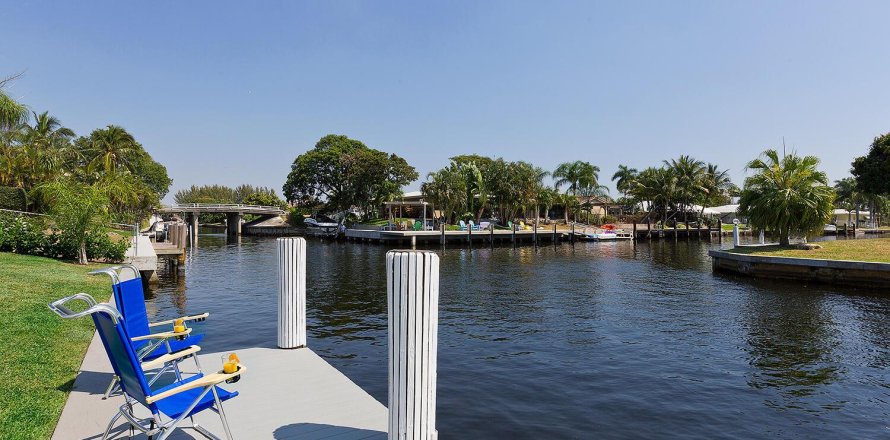 House in Fort Lauderdale, Florida 3 bedrooms, 141.12 sq.m. № 1168529