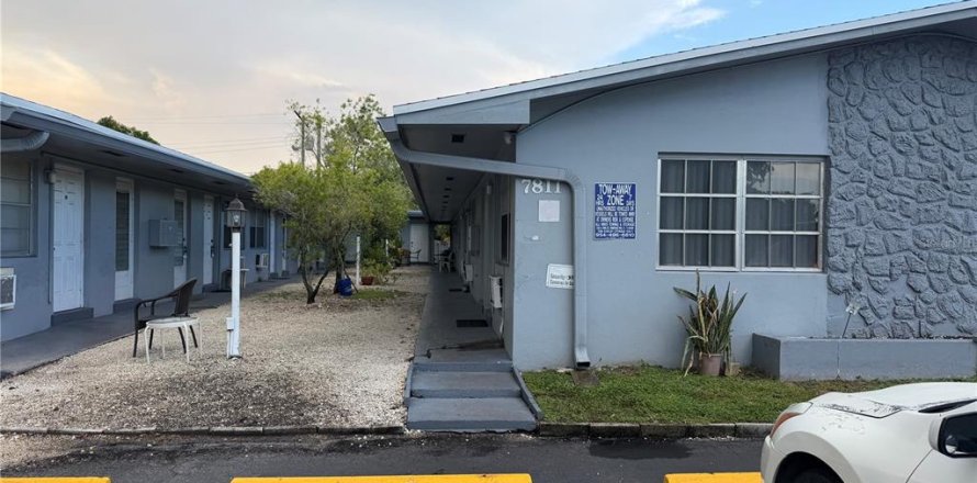 Commercial property in Sebring, Florida 1957.64 sq.m. № 2384387