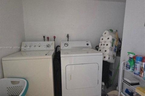Condo in Miami, Florida, 1 bedroom № 2088175 - photo 6