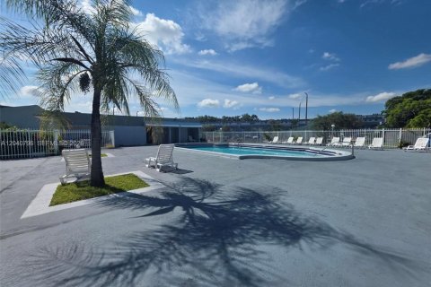 Condo in Miami, Florida, 1 bedroom № 2088175 - photo 8