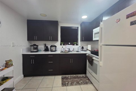 Condo in Miami, Florida, 1 bedroom № 2088175 - photo 3