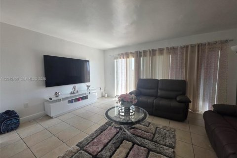 Condo in Miami, Florida, 1 bedroom № 2088175 - photo 2