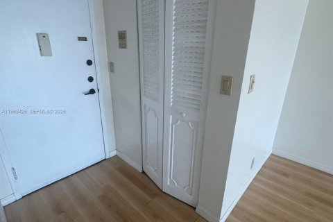 Снять в аренду кондоминиум в Халландейл-Бич, Флорида 1 спальня, 99.87м2, № 2075216 - фото 18