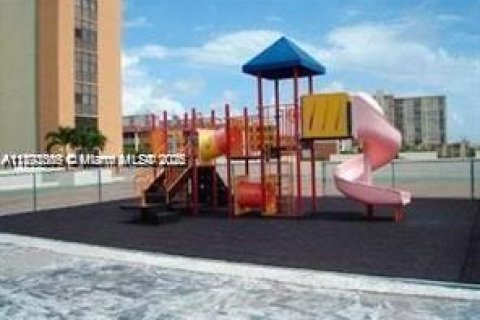 Condominio en alquiler en Sunny Isles Beach, Florida, 1 dormitorio, 59.46 m2 № 1944034 - foto 18