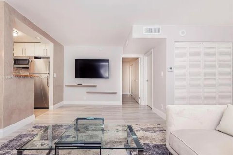 Condominio en alquiler en Sunny Isles Beach, Florida, 1 dormitorio, 59.46 m2 № 1944034 - foto 5