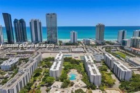 Condominio en alquiler en Sunny Isles Beach, Florida, 1 dormitorio, 59.46 m2 № 1944034 - foto 1