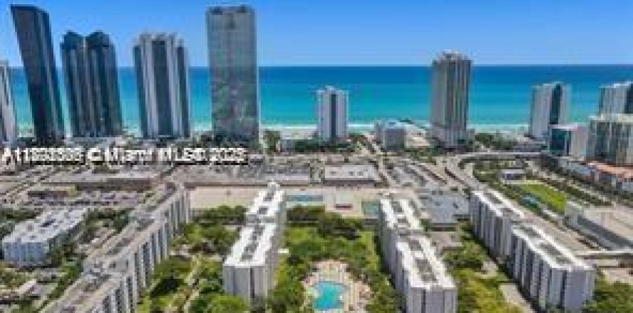 Condominio en Sunny Isles Beach, Florida, 1 dormitorio № 1944034