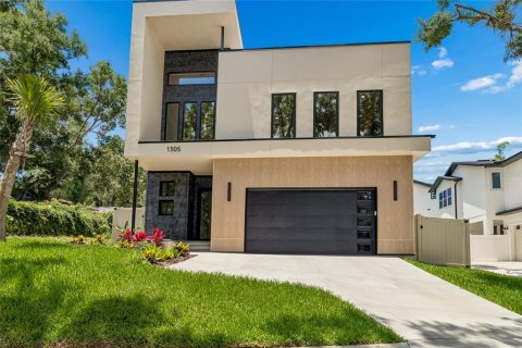 House in Tampa, Florida 3 bedrooms, 201.13 sq.m. № 2400279