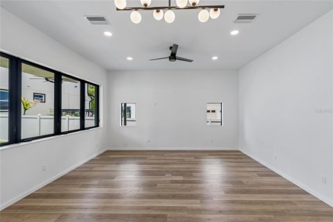 House in Tampa, Florida 3 bedrooms, 201.13 sq.m. № 2400279 - photo 14