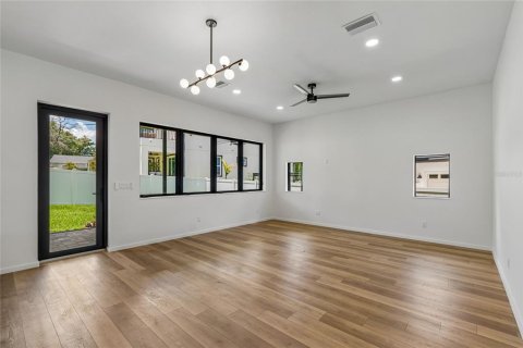 House in Tampa, Florida 3 bedrooms, 201.13 sq.m. № 2400279 - photo 12
