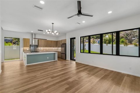 House in Tampa, Florida 3 bedrooms, 201.13 sq.m. № 2400279 - photo 13