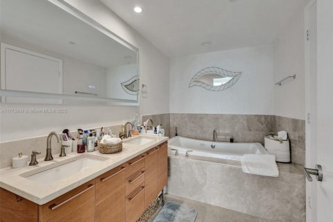 Condo in Sunny Isles Beach, Florida, 1 bedroom  № 1868069 - photo 14