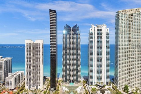 Condo in Sunny Isles Beach, Florida, 1 bedroom  № 1868069 - photo 1