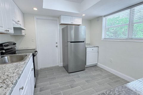 House in North Miami Beach, Florida 2 bedrooms, 82.68 sq.m. № 2169001 - photo 6