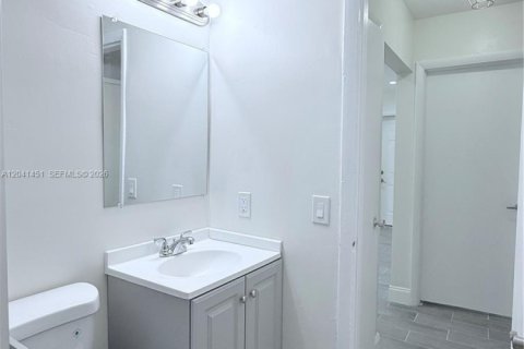 House in North Miami Beach, Florida 2 bedrooms, 82.68 sq.m. № 2169001 - photo 19