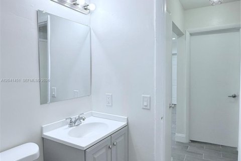 House in North Miami Beach, Florida 2 bedrooms, 82.68 sq.m. № 2169001 - photo 18