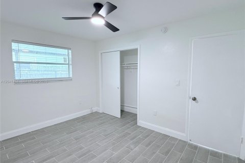 House in North Miami Beach, Florida 2 bedrooms, 82.68 sq.m. № 2169001 - photo 21