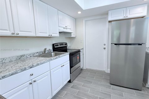House in North Miami Beach, Florida 2 bedrooms, 82.68 sq.m. № 2169001 - photo 7
