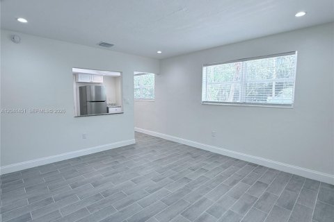 House in North Miami Beach, Florida 2 bedrooms, 82.68 sq.m. № 2169001 - photo 12