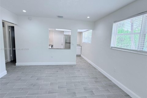 House in North Miami Beach, Florida 2 bedrooms, 82.68 sq.m. № 2169001 - photo 9