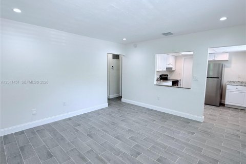 House in North Miami Beach, Florida 2 bedrooms, 82.68 sq.m. № 2169001 - photo 11