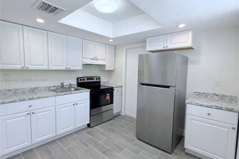 House in North Miami Beach, Florida 2 bedrooms, 82.68 sq.m. № 2169001 - photo 5