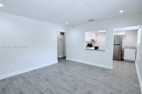 House in North Miami Beach, Florida 2 bedrooms, 82.68 sq.m. № 2169001 - photo 10