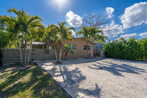 House in North Miami Beach, Florida 2 bedrooms, 82.68 sq.m. № 2169001 - photo 1