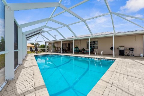 House in Port Charlotte, Florida 3 bedrooms, 158.03 sq.m. № 1916385 - photo 1