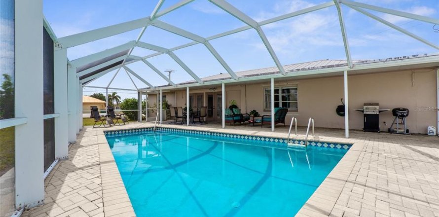 House in Port Charlotte, Florida 3 bedrooms, 158.03 sq.m. № 1916385